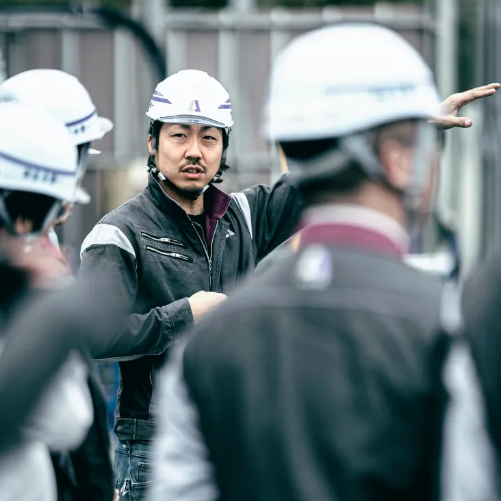 現場で打ち合わせをする職人たち