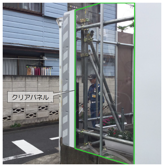 【仮囲いのコーナーにクリアパネルを設置】
