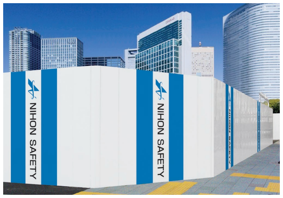 街中では広告やイラストが施されたフラットパネルを見かける機会が増え、会社のブランディングに欠かせない仮囲いとして定着しつつあります。