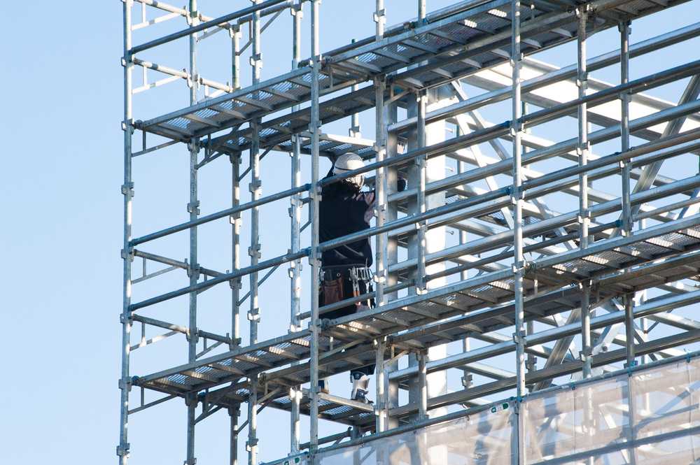 1. 鳶のメインの仕事は「建設現場において必要不可欠な高所での作業」