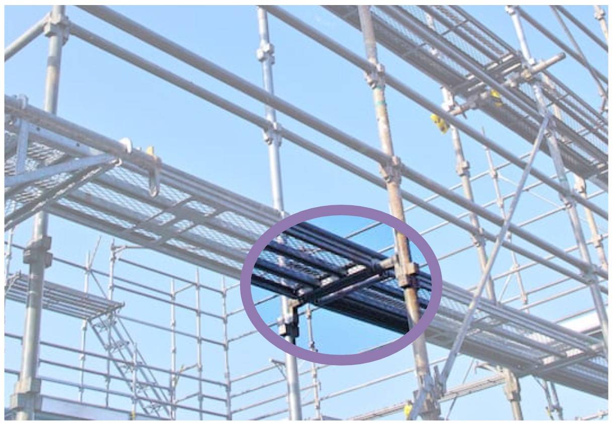 ただし、ここでいう手すりは、高さ1m前後の作業員用の安全手すり（落下防止用）ではなく、下図のように設置する布枠用の手すりが該当します。