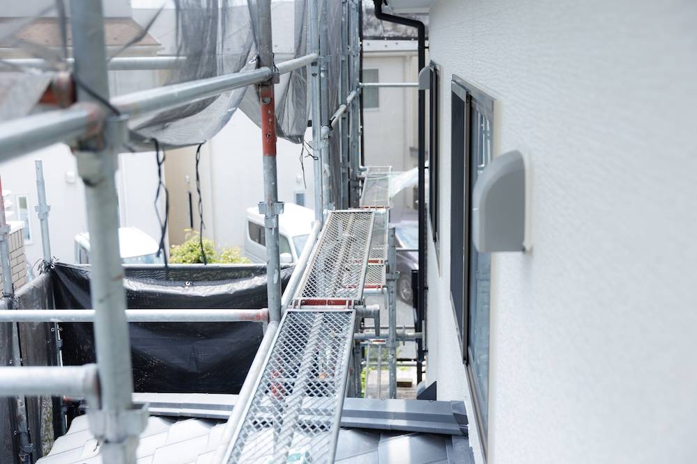 壁つなぎの長さは建物との距離に合わせて選ぶ
