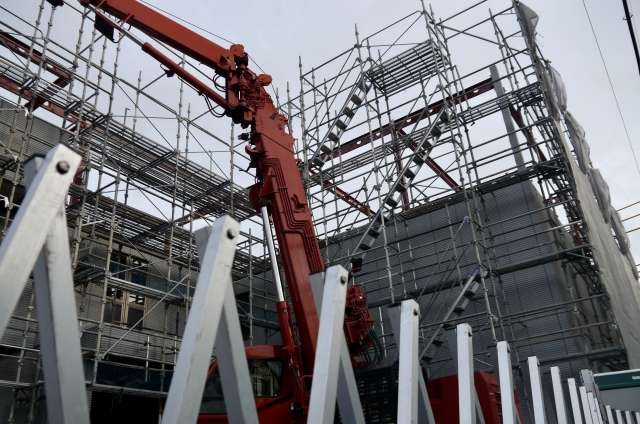 【足場が設置された建設現場】